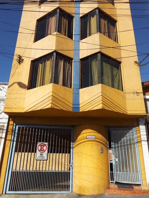 安托法加斯塔Resimed的一座黄色的大建筑,前面有标志