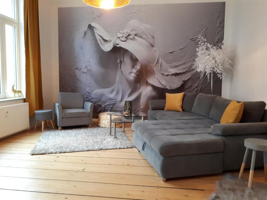 不莱梅Patio 4的客厅配有沙发和墙上的绘画