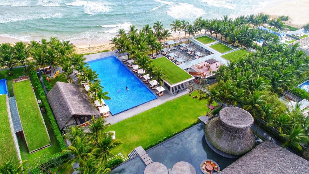 岘港纳曼度假村的享有度假胜地的空中景致,设有游泳池和海洋