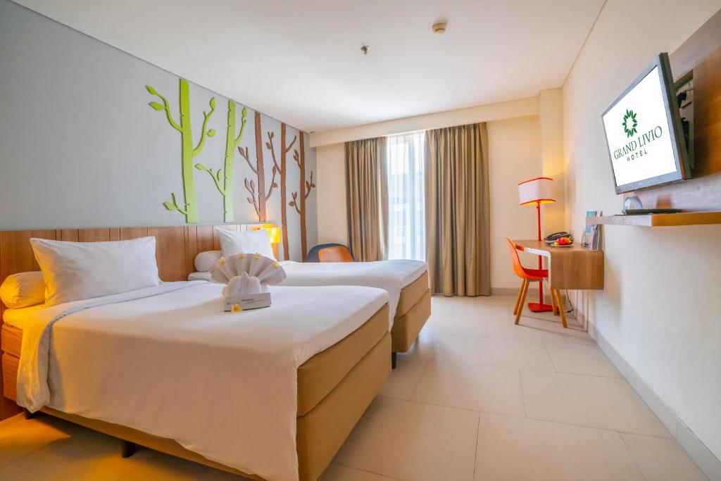 勒吉安大利维奥库塔酒店的酒店客房设有两张床和电视。