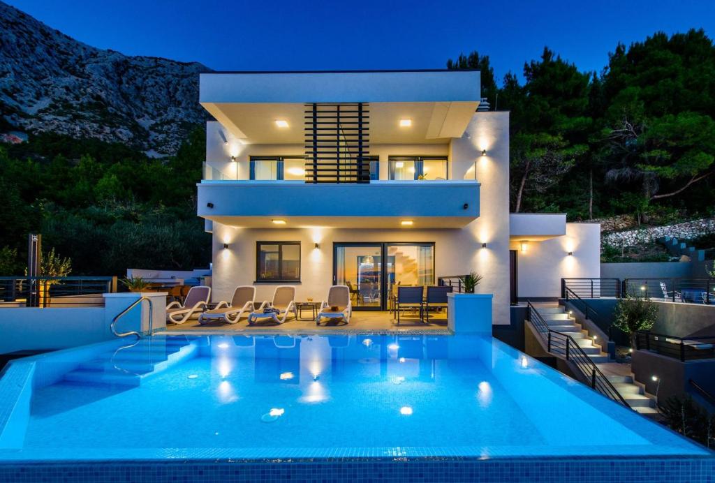 兹沃格谢Villa Leona a luxury villa near Makarska, heated pool的别墅前设有游泳池