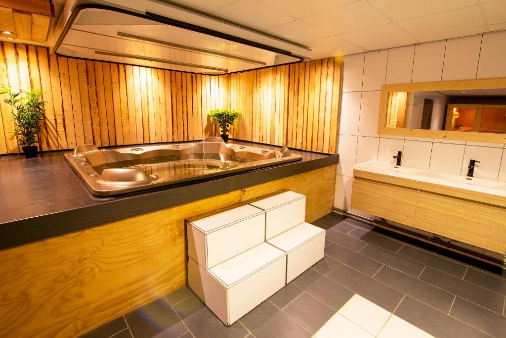 曲马勒姆Luxus Familienvilla mit Jacuzzi & Sauna的带浴缸和盥洗盆的浴室
