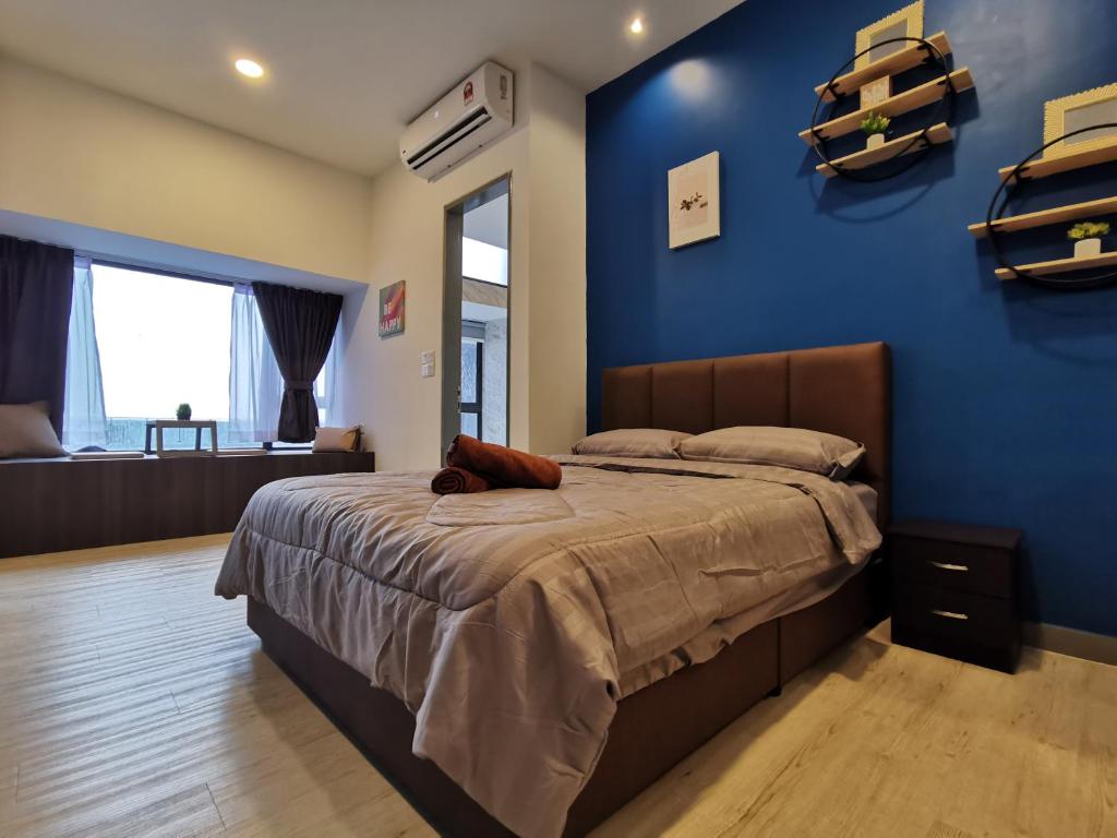 马六甲Thermospace Imperio A-17-19 Melaka City的一间卧室设有蓝色的墙壁和一张床