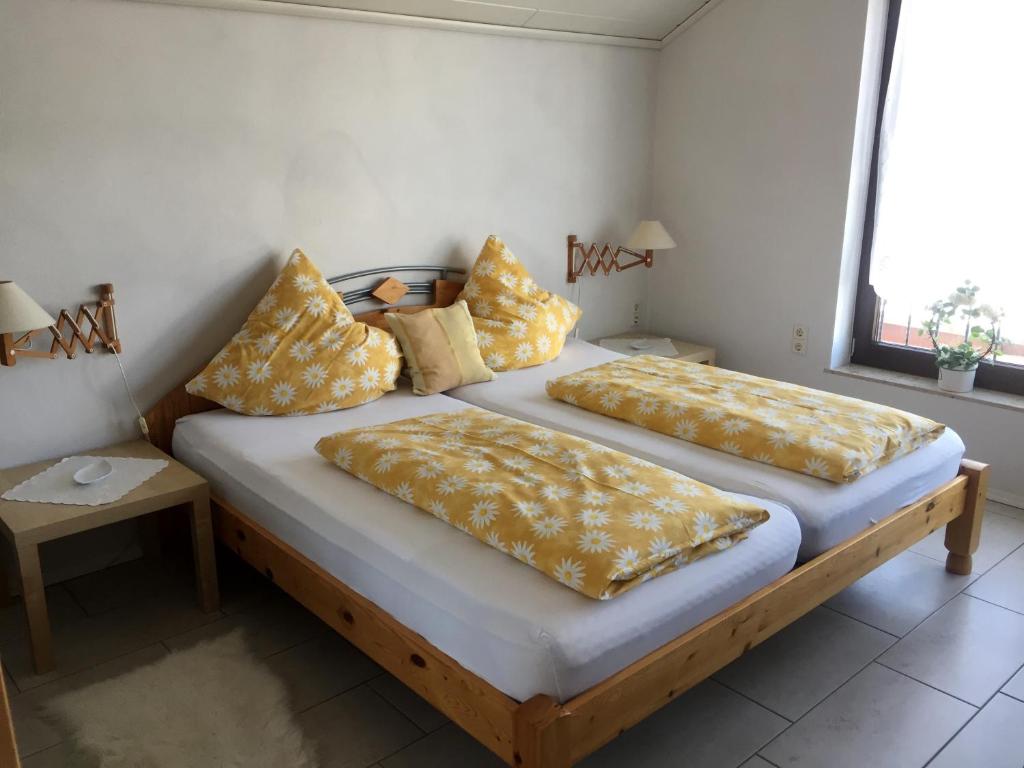 梅谢尼希Blindert的一间卧室配有两张带枕头的床。