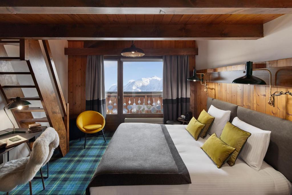 孔布卢Chalet Alpen Valley, Mont-Blanc的酒店客房设有一张床和一个阳台。