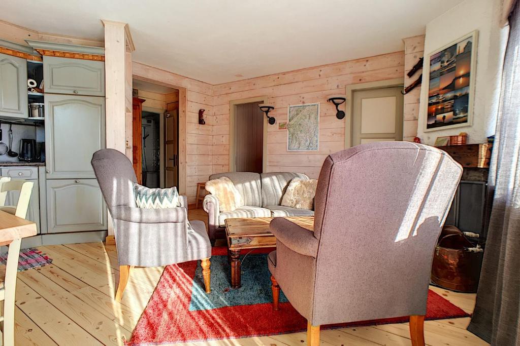 巴涅Fleuron rez的客厅配有两把椅子和一张沙发