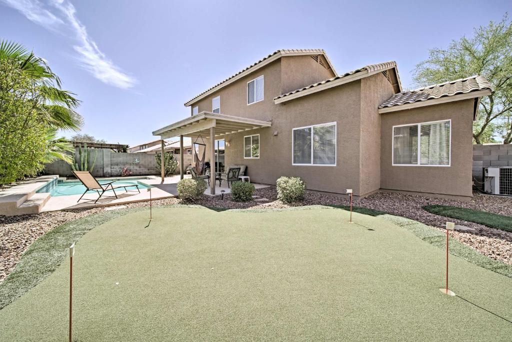 嘉年Goodyear Home with Pool, 2 Mi to Goodyear Ballpark的房屋前有果岭的房子