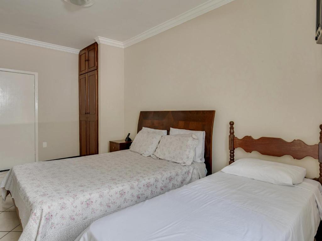 伊帕廷加Hotel Estrela Do Vale的卧室内两张并排的床
