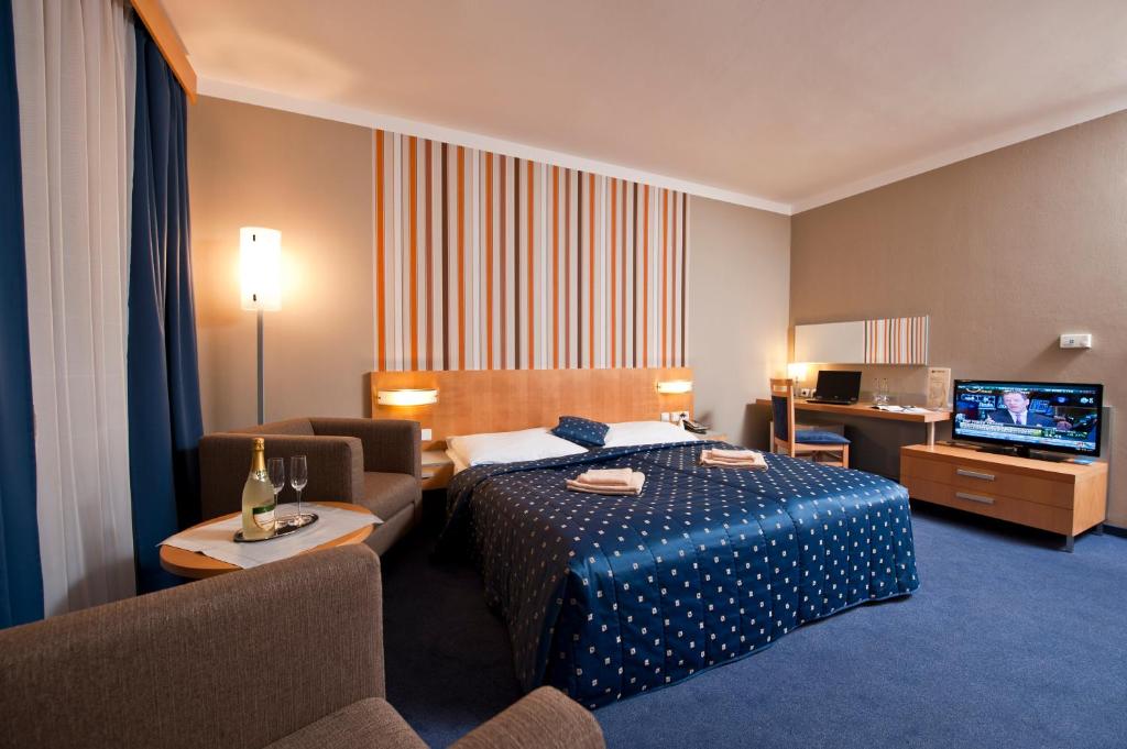 布拉迪斯拉发伯拉第斯拉瓦布鲁酒店的酒店客房,配有床和电视