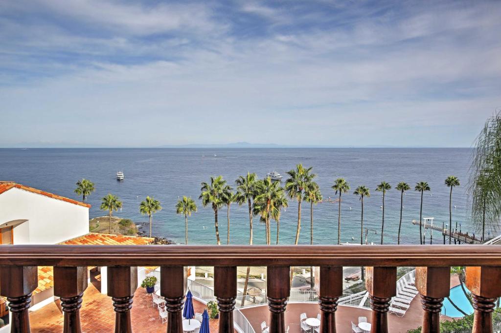 阿瓦隆Quiet Avalon Getaway Villa with Ocean View and Balcony的阳台享有大海和棕榈树的景致。