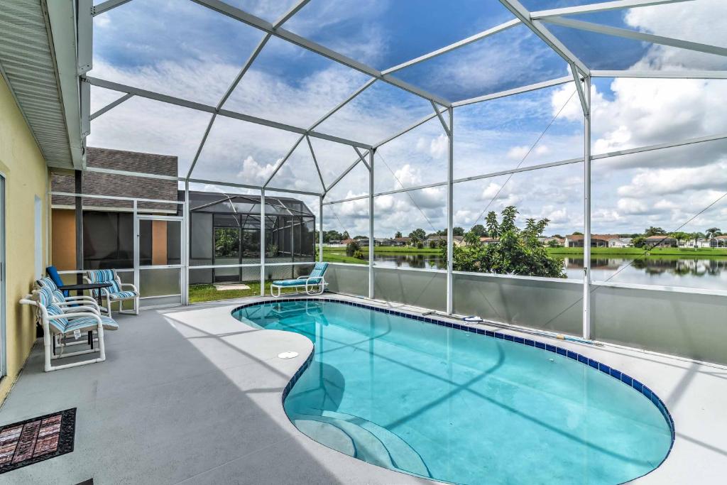 基西米Sunny Kissimmee Retreat with Pool, Near Disney!的一个带玻璃屋顶的室内游泳池