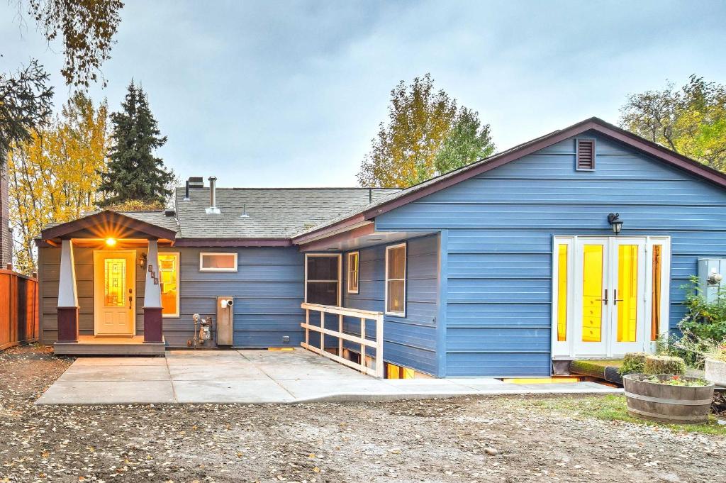 安克雷奇Downtown Anchorage Home, 1 Block to Coastal Trail!的院子里的蓝色房子,有黄色门