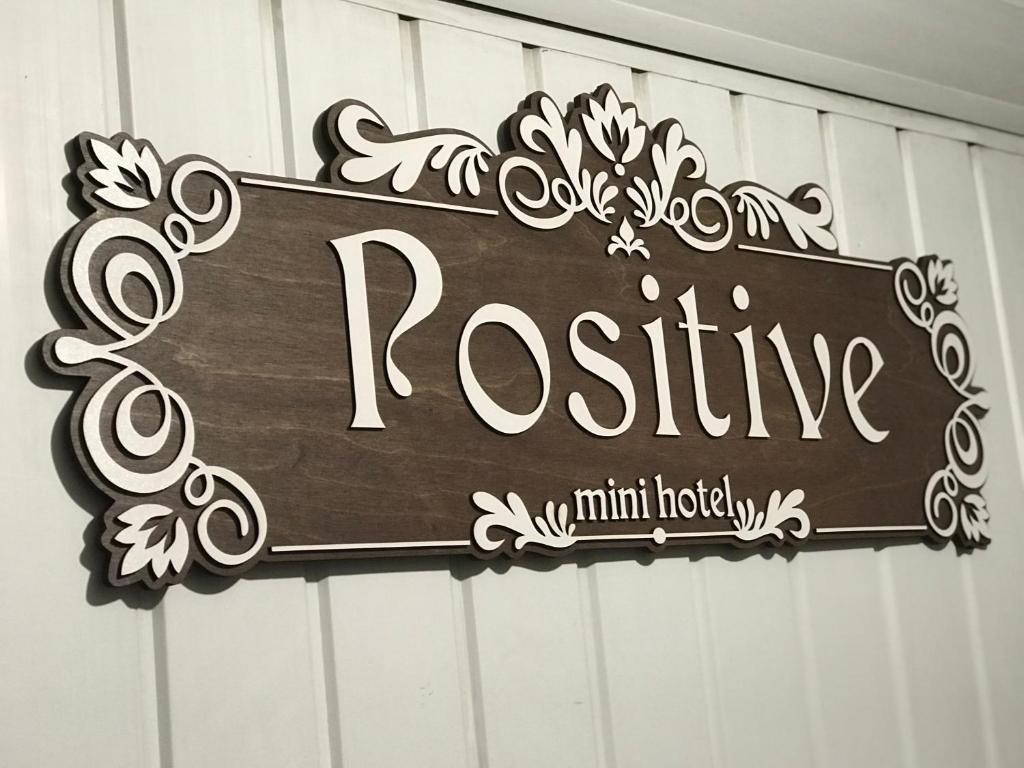 基辅Мини Отель «Positive”的建筑一侧有玫瑰花的标志