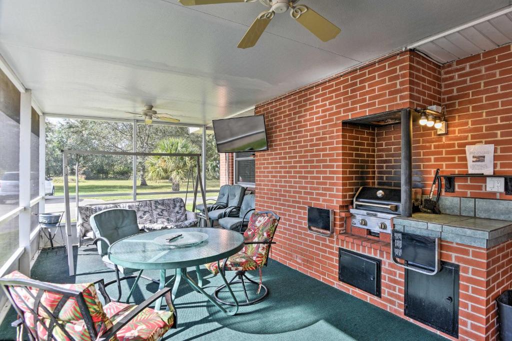 桑福德Sandford Vacation Rental Near Airport and Lake!的一个带桌椅和砖墙的庭院