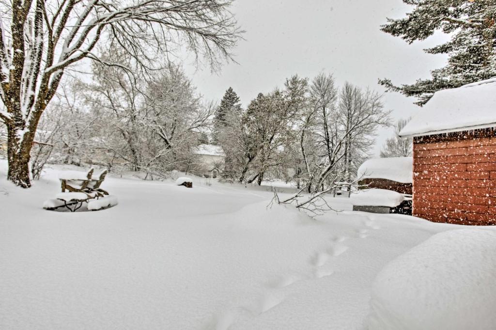 度假屋 downtown bessemer house near skiing and snowmobiling