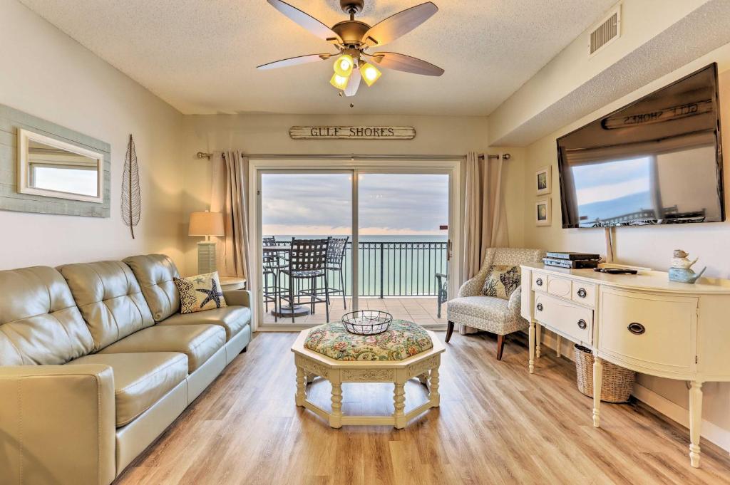 格尔夫海岸Beachfront Gulf Shores Condo with Patio, Pool Access的客厅配有沙发和桌子