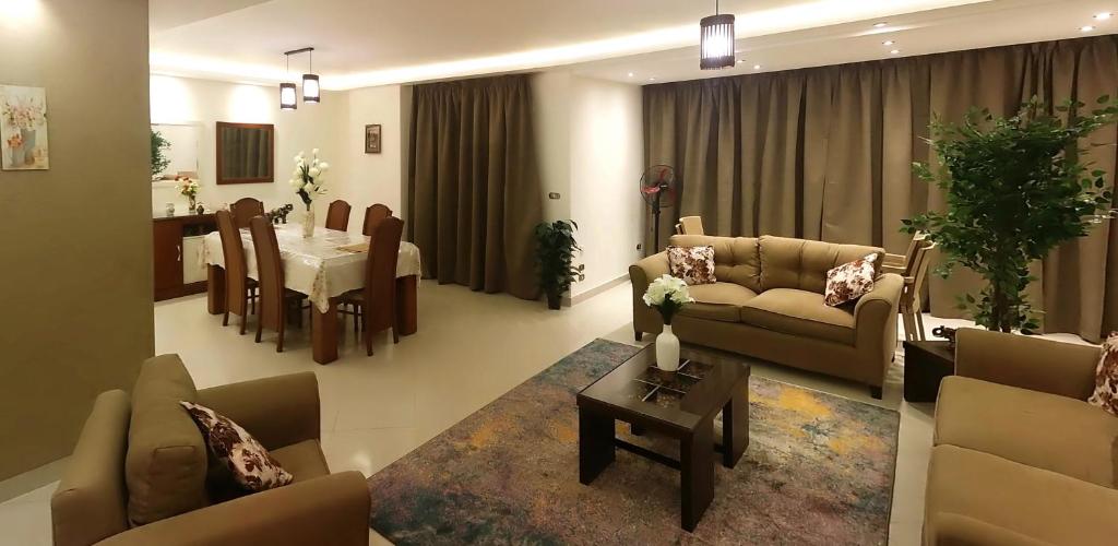开罗Luxury Furnished Apartment的带沙发的客厅和用餐室