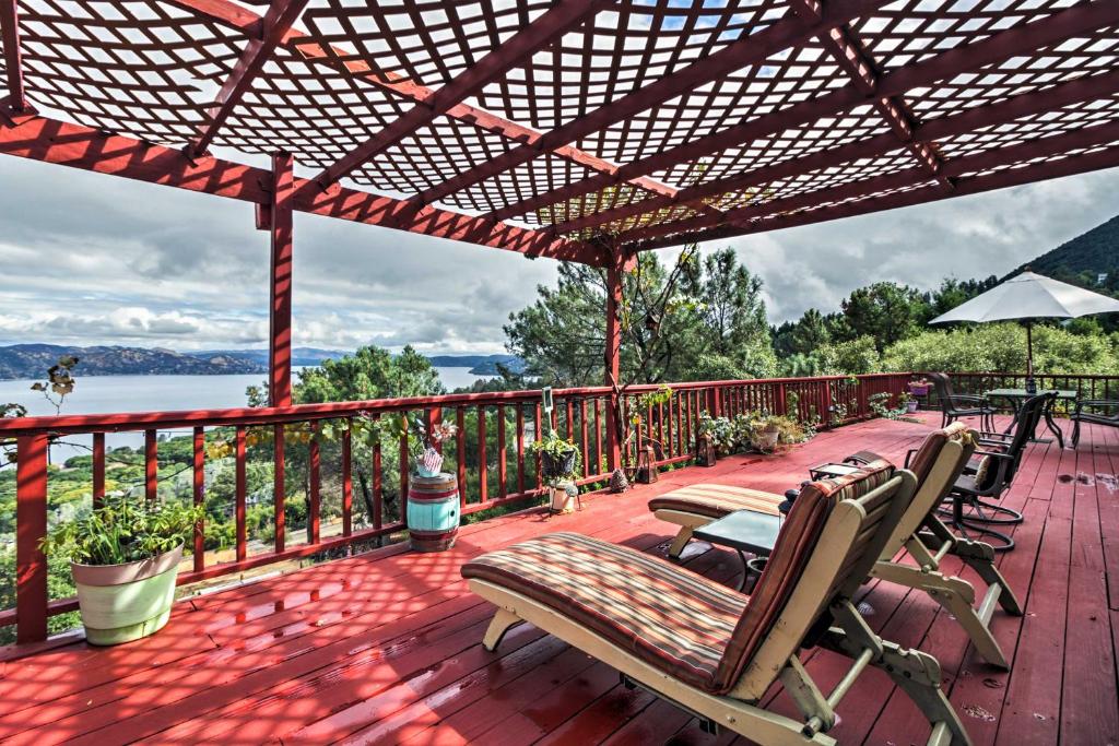 KelseyvilleSpacious Kelseyville Home with Large Lakefront Deck!的一个带椅子和凉棚的甲板