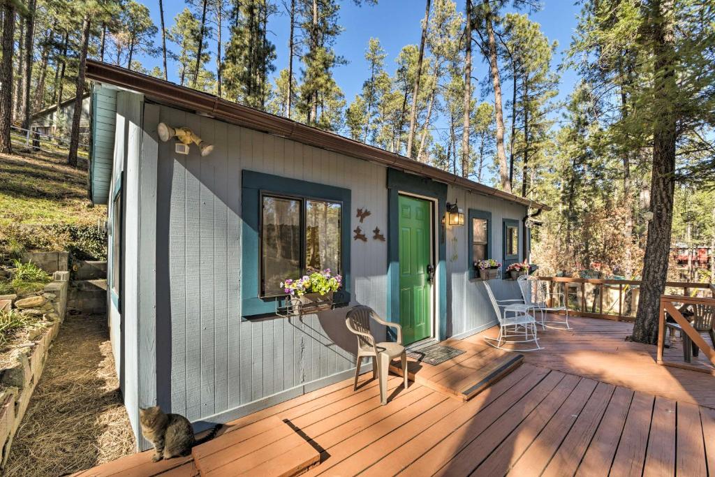 鲁伊多索Ruidoso Cabin with Decks about 1 Mi to Downtown!的门廊上设有猫的甲板的房子