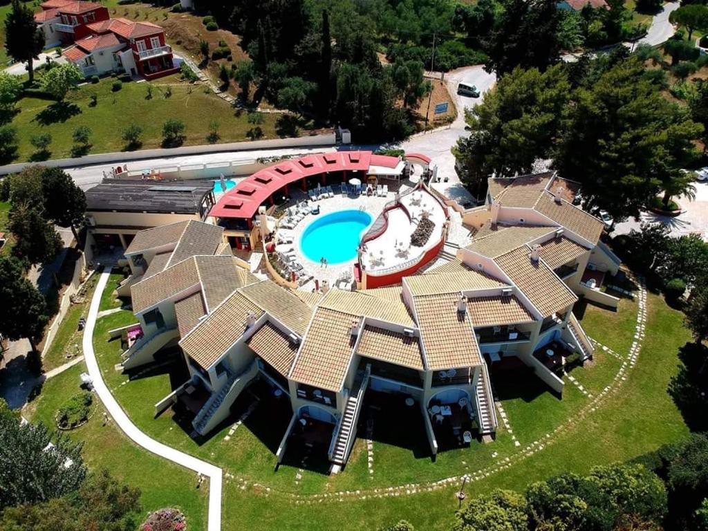 卡沃斯地中海之蓝公寓的享有带游泳池的度假村的空中景致