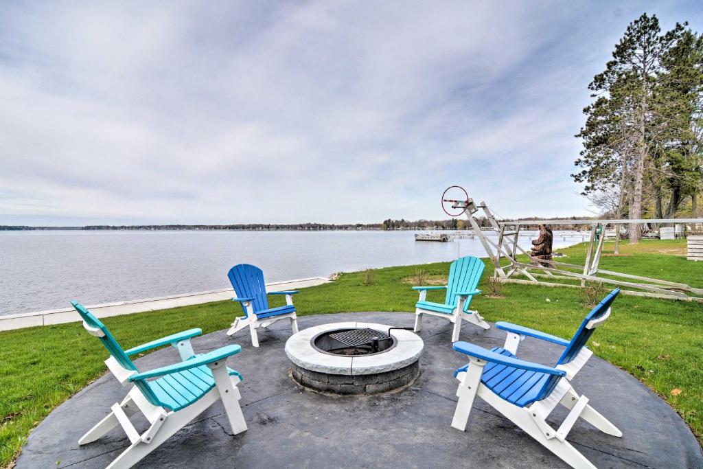 凯迪拉克Lakefront Cadillac Home with Dock, Fire Pit and Grill!的相册照片