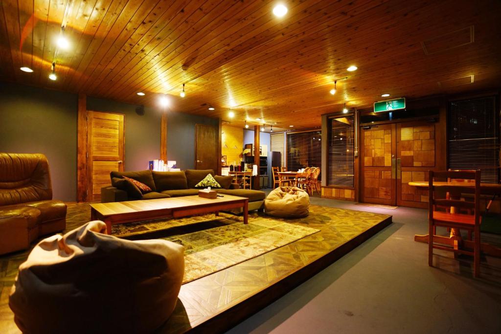 小谷村HAKUBA LODGE OMUSUBI的客厅配有沙发和桌子