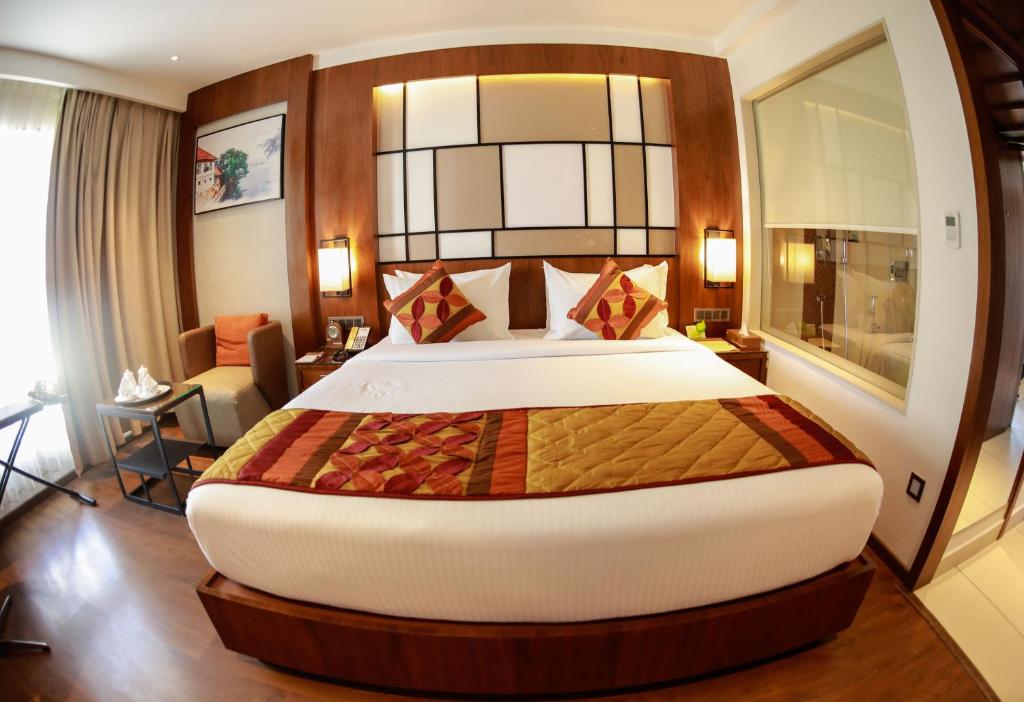 科钦Hotel Span International的一间卧室,卧室内配有一张大床