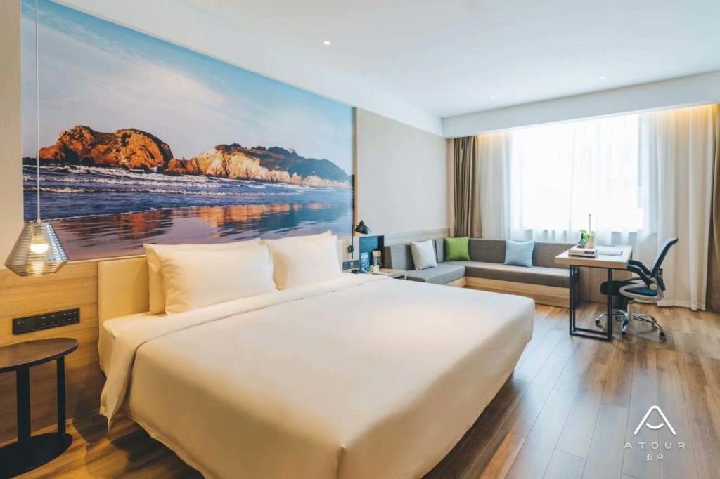 南京南京板桥亚朵酒店的酒店客房设有一张大床和一张书桌。