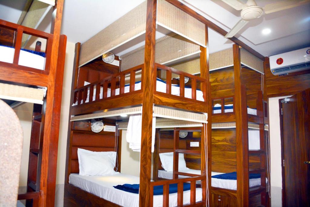 孟买Hotel Nest N Rest - Mumbai的双层床间 - 带3张双层床