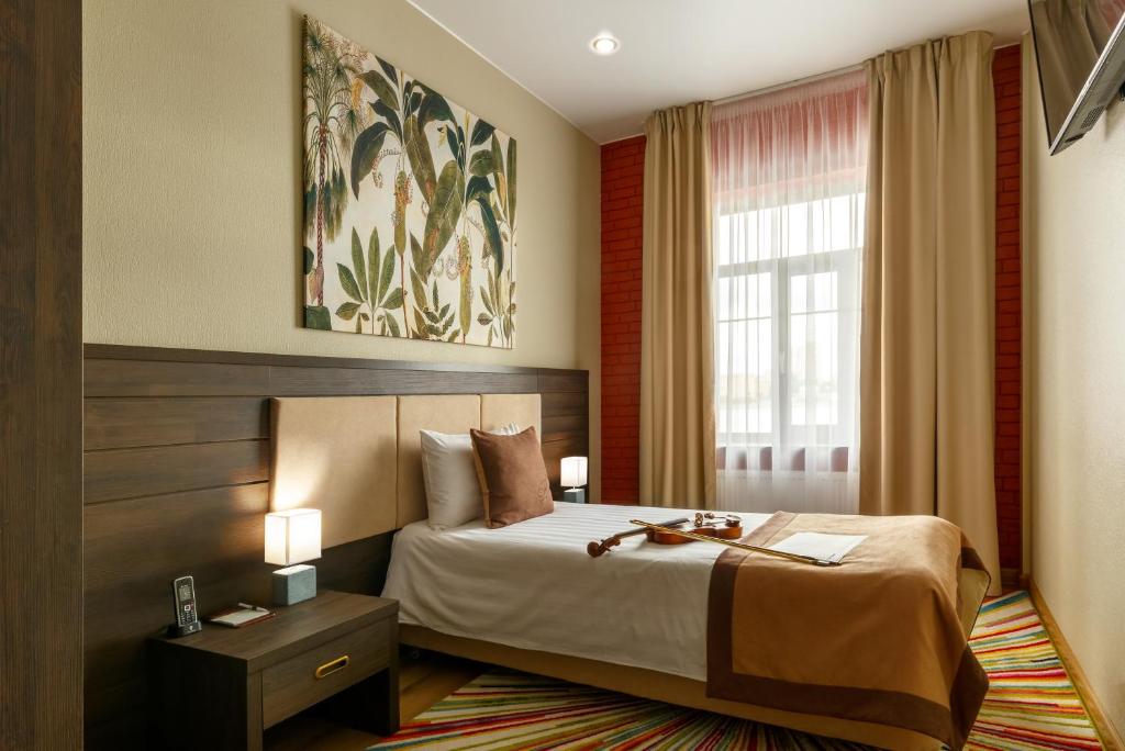 圣彼得堡BAGRATION Hotel的酒店客房设有床和窗户。