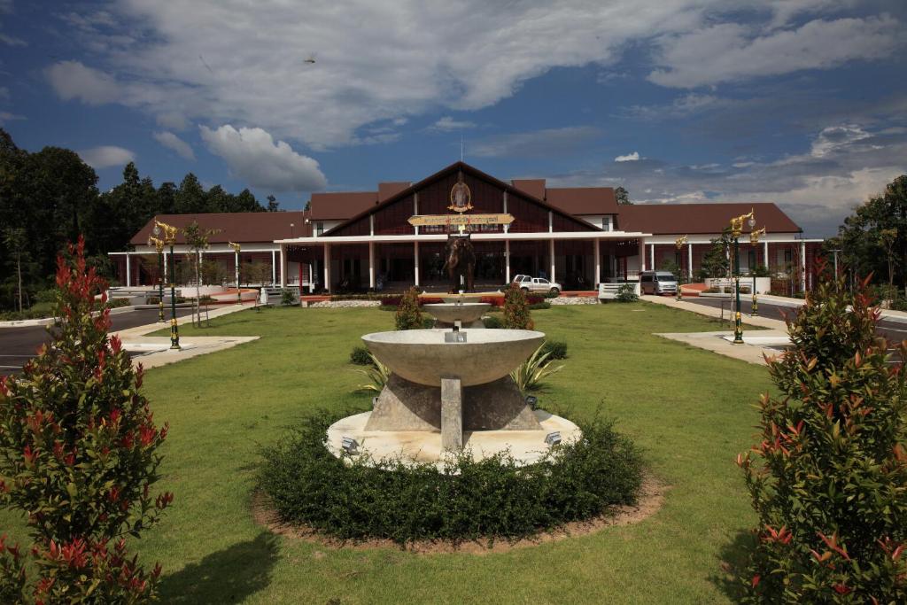 南邦The Thai Elephant Conservation Center Lampang的一座大建筑,在院子中间有一个喷泉