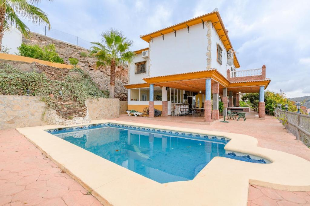 赛阿隆加Cortijo la Encina的别墅前设有游泳池