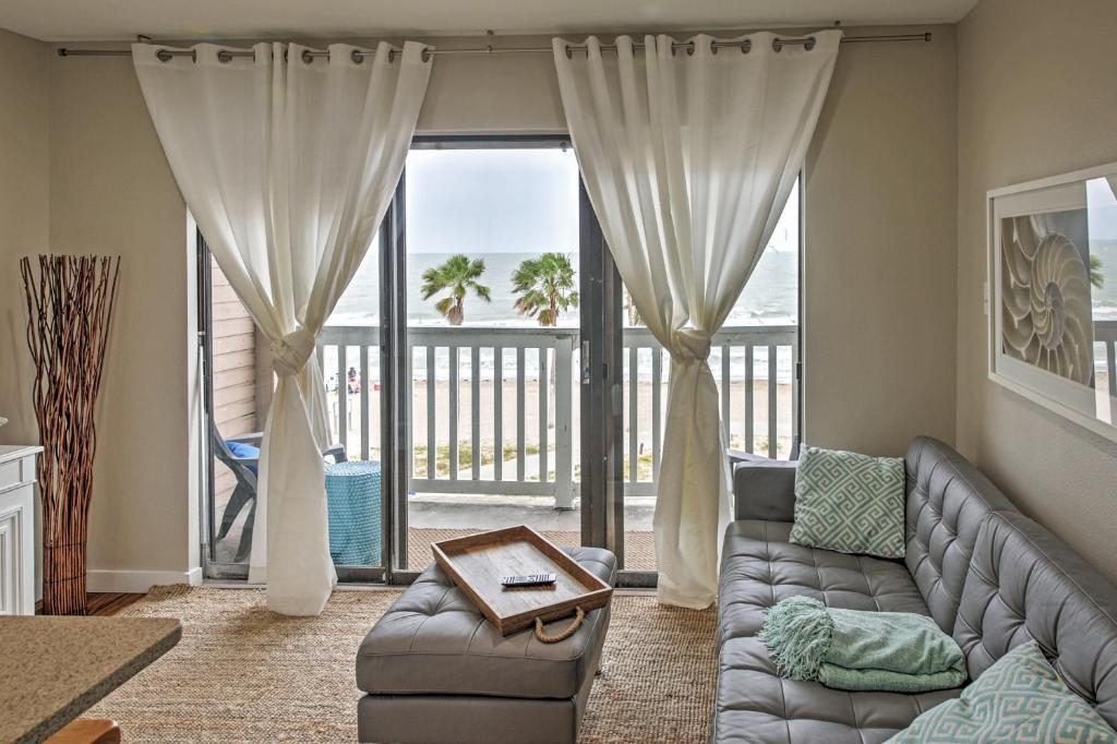 科珀斯克里斯蒂Beachfront Corpus Christi Condo with Deck and Views!的带沙发的客厅,享有海景