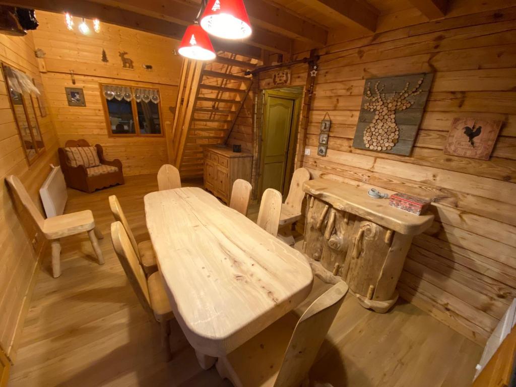 Saint-Laurent-du-Jurale refuge des Marmottes的小屋内带桌椅的用餐室