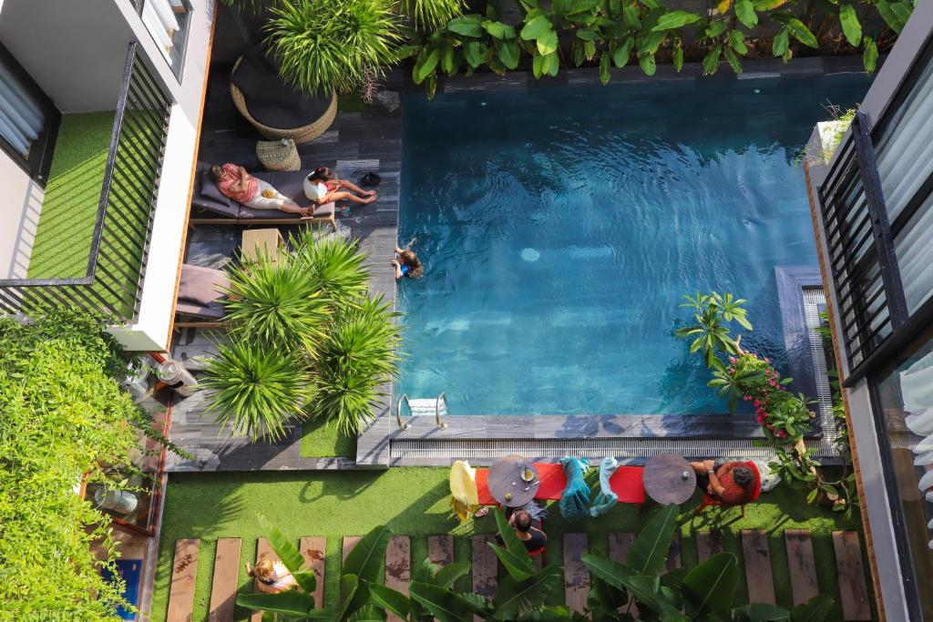 岘港K-House vs Apartment的游泳池的顶部景色,游泳池里有人游泳