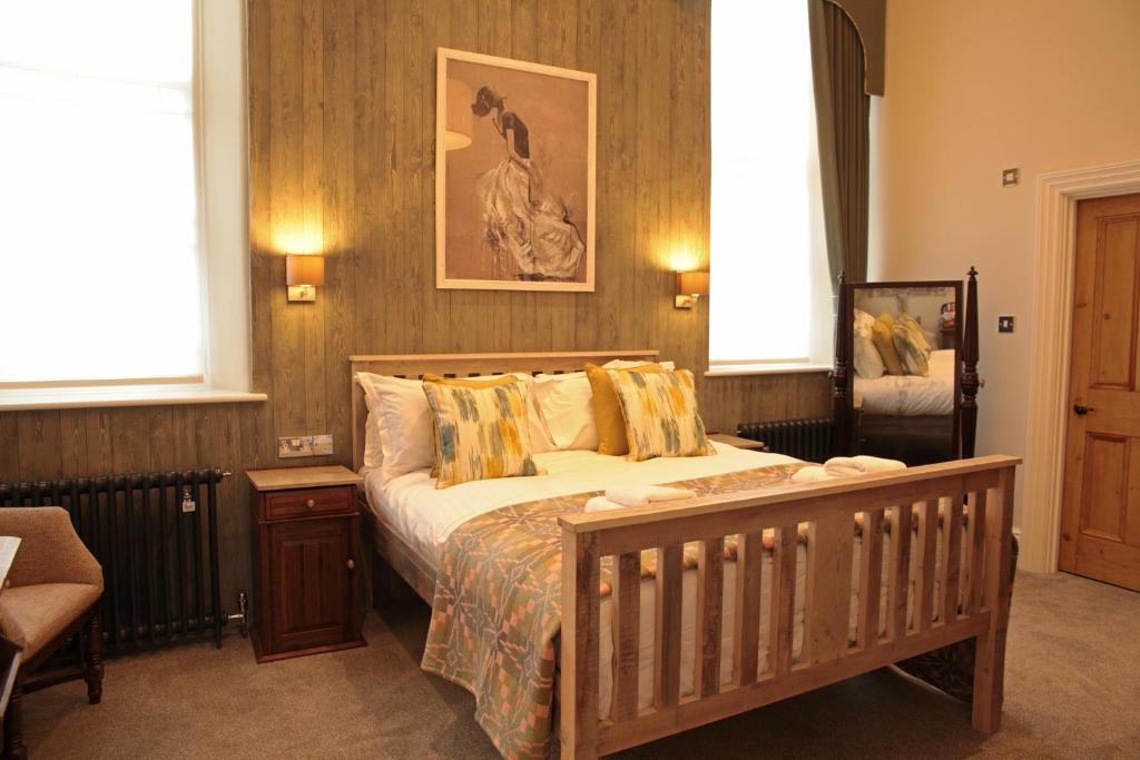 康威Y Capel Guest House的一间带一张大床的卧室,位于带窗户的房间内