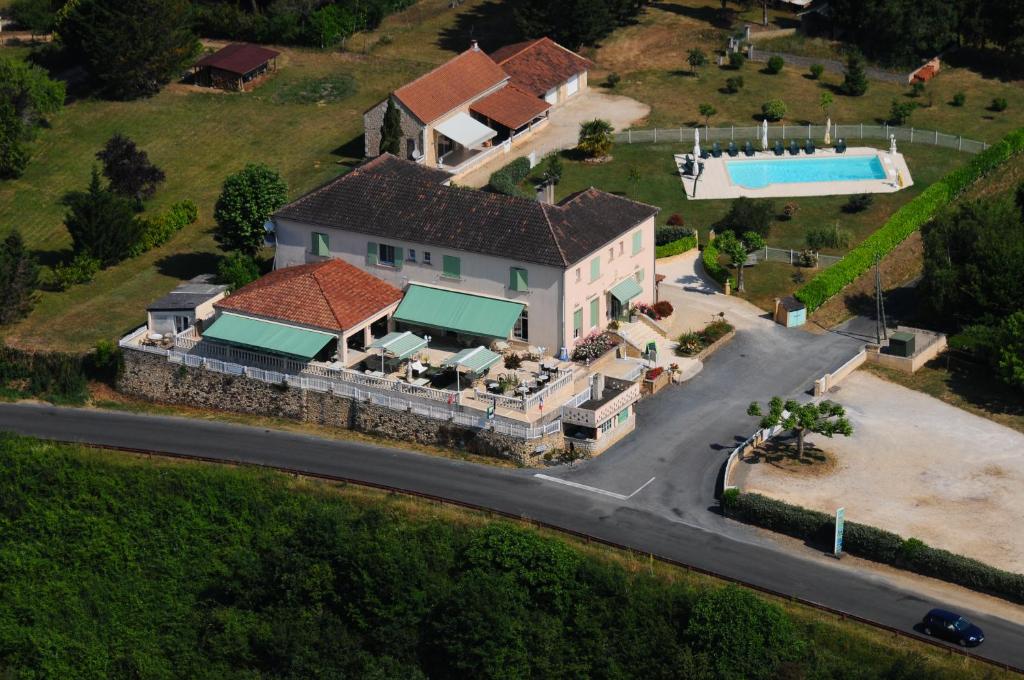 利梅伊Les BALCONS de L'ESPERANCE的享有带游泳池的房屋的空中景致