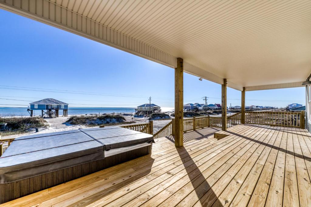多芬岛Picture Perfect的一个带床和海滩的木制甲板