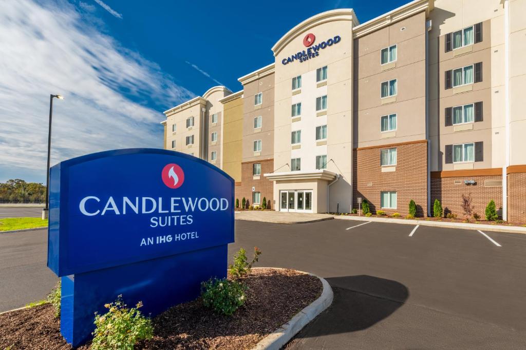 库克维尔Candlewood Suites Cookeville, an IHG Hotel的大楼前的酒店标志