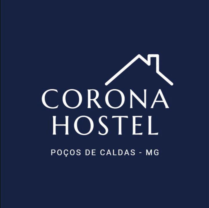 波苏斯-迪卡尔达斯Corona Hostel的屋顶房屋的标志