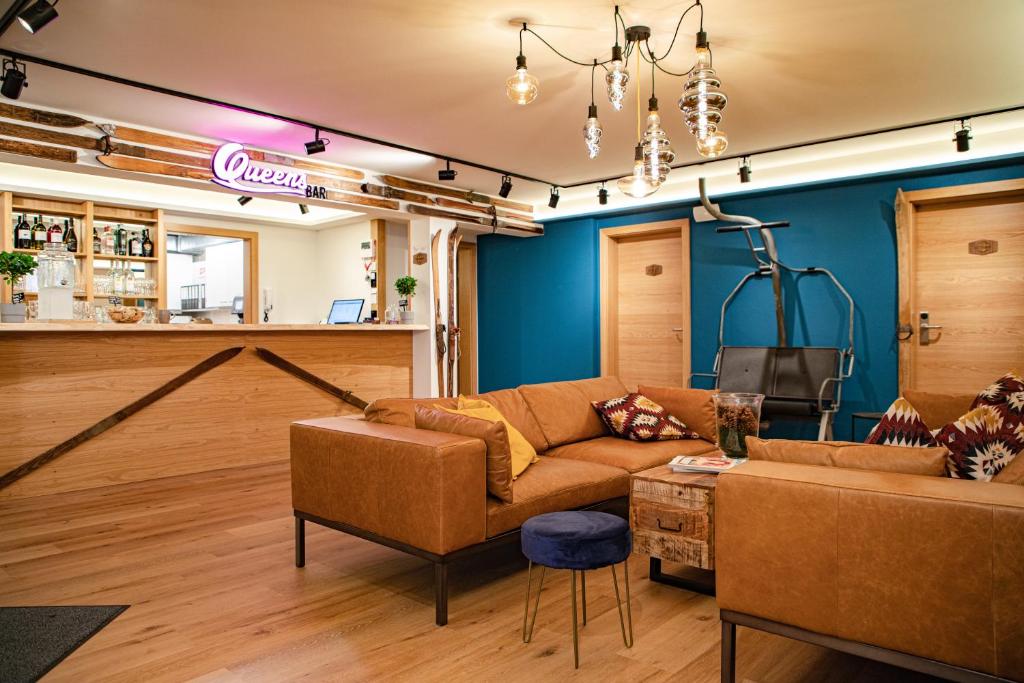 基茨比厄尔Roomie Alps Design Hostel的客厅配有沙发和桌子