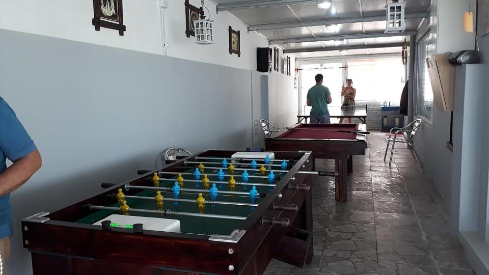 皮里亚波利斯Terrazas De Punta Colorada的一间房间,房间内设有几张台球桌