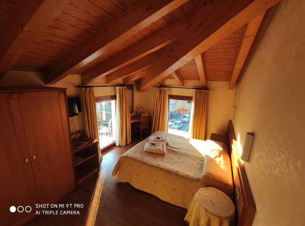 梅泽格拉阿扎诺住宿加早餐假日酒店的一间卧室设有一张床和一个大窗户