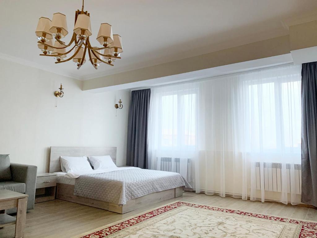 塞凡Brand new comfortable apartments in Sevan city的一间卧室配有一张床和一个吊灯