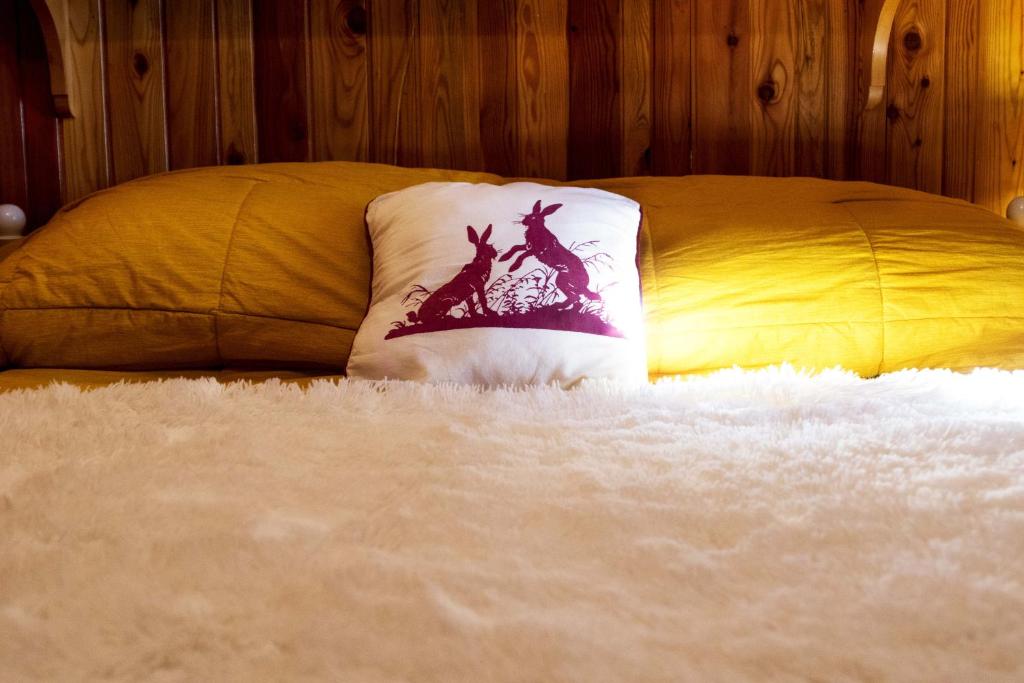 泰尔米尼洛La tana della lepre的一张带枕头的床,上面有长颈鹿的照片