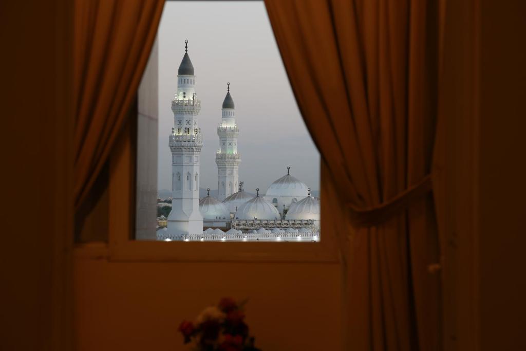 麦地那ريف قباء للشقق الفندقيه的透过窗户看到的清真寺景