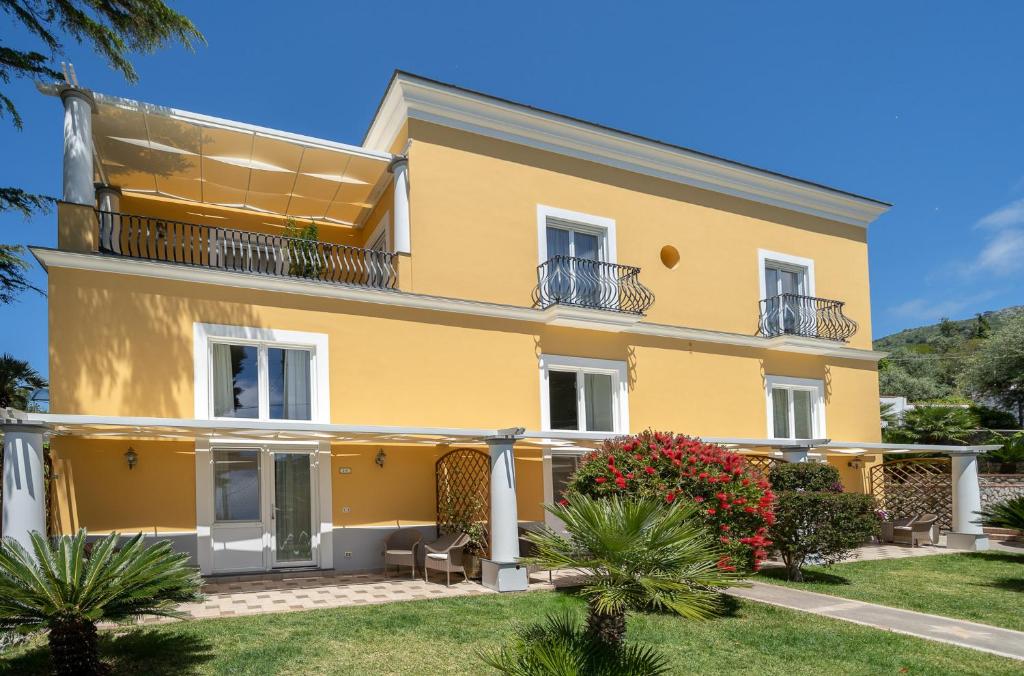 阿纳卡普里其赛雷别墅酒店的一座带庭院的大型黄色房屋