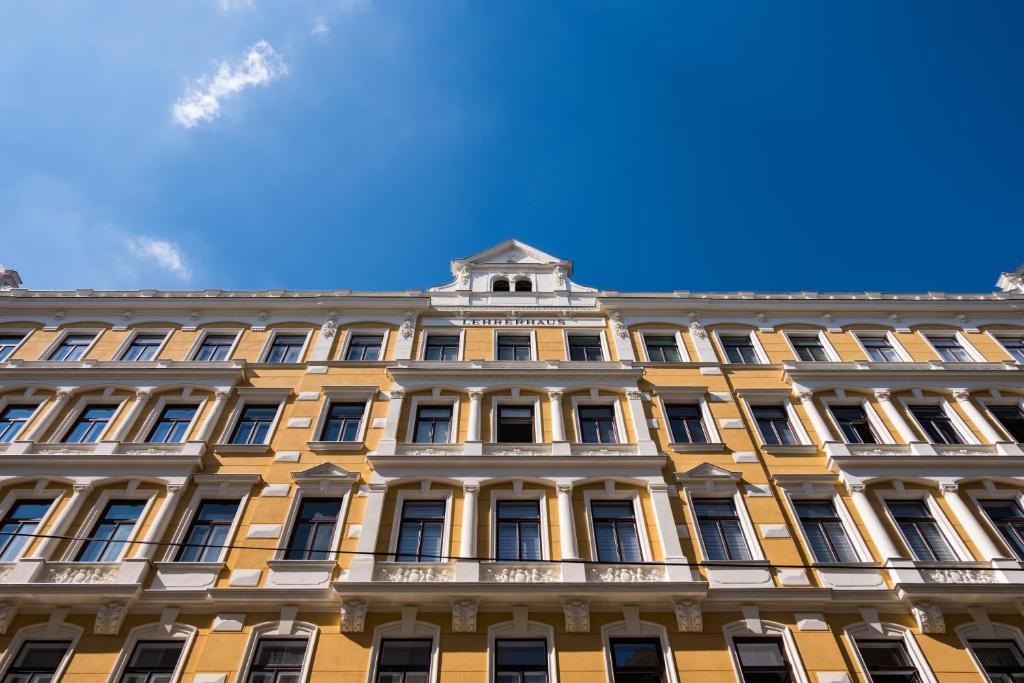 维也纳雷勒豪斯公寓的蓝色天空的黄色建筑