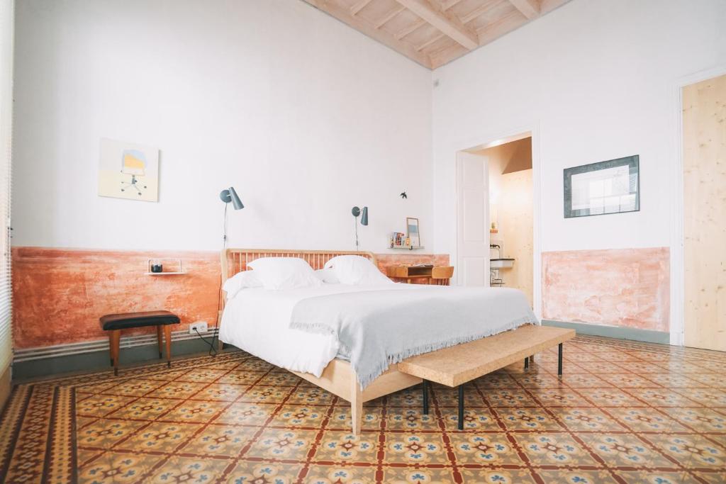 马翁Hotel Hevresac Singular & Small的卧室配有一张白色的大床和一张桌子
