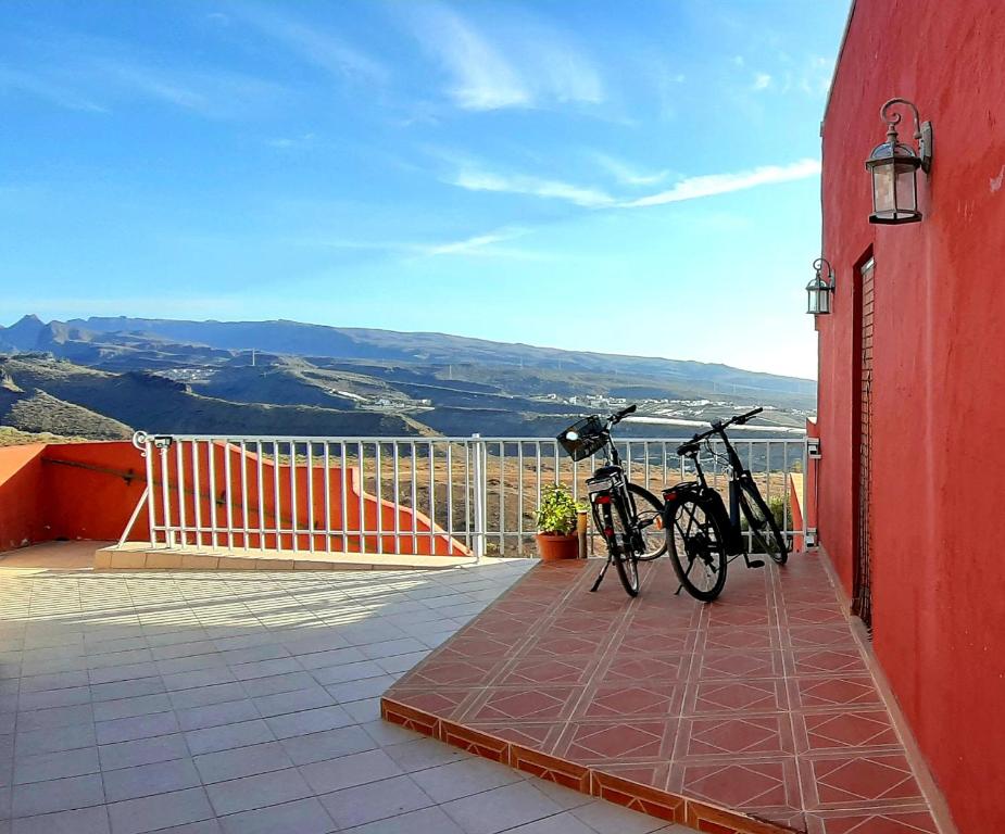 马斯帕洛马斯The Black Horse Canarias - Adults Only的两辆自行车停放在景观阳台上